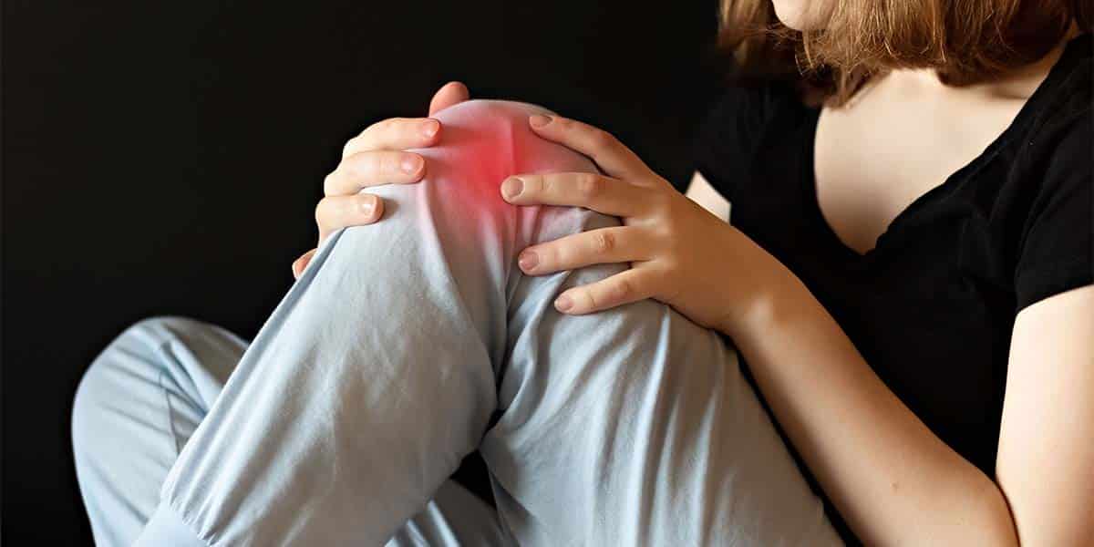 Mulher com dores no joelho - Dr. Marcelo José Uchoa Corrêa Reumatologista de Belém - PA