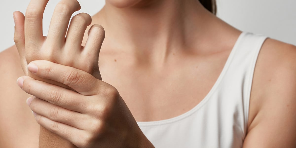 Mulher com artrite reumatoide nas mãos - Marcelo Corrêa reumatologista