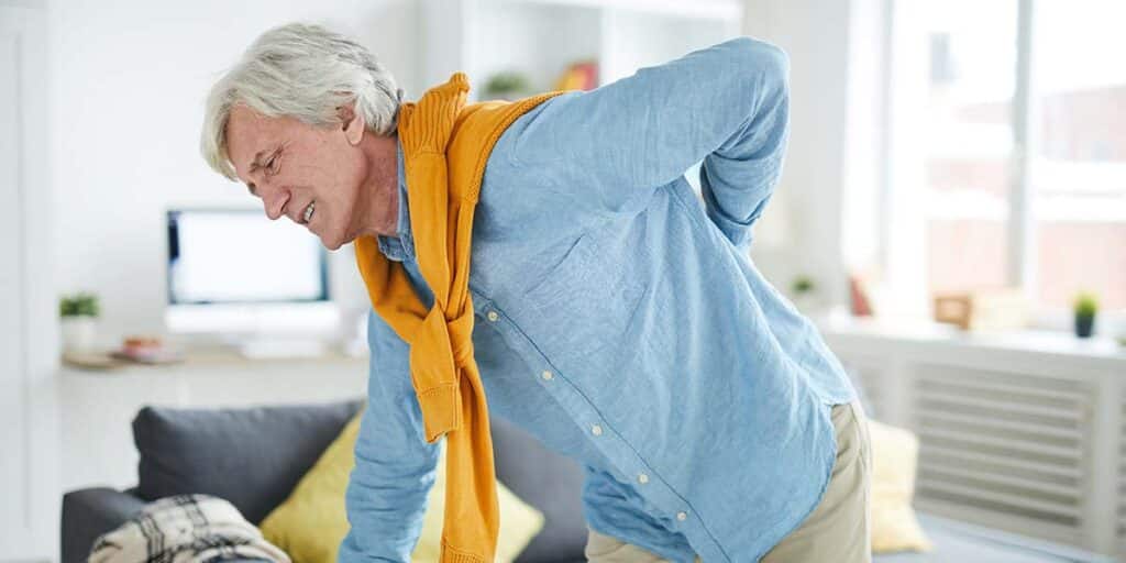 Homem com dor nas costas precisando de reumatologistas - Dr. Marcelo José Uchoa Corrêa Reumatologista de Belém - PA