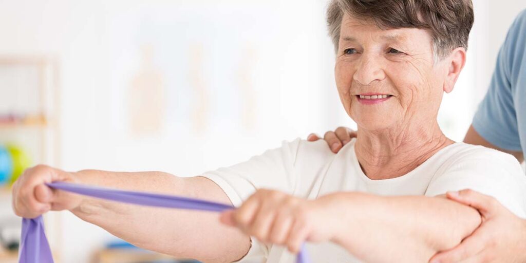 Senhora idosa fazendo fisioterapia para osteoartrite - Dr. Marcelo José Uchoa Corrêa Reumatologista de Belém - PA