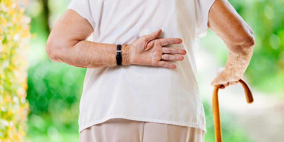 velha senhora com artroses nas costas - Dr. Marcelo José Uchoa Corrêa Reumatologista de Belém - PA